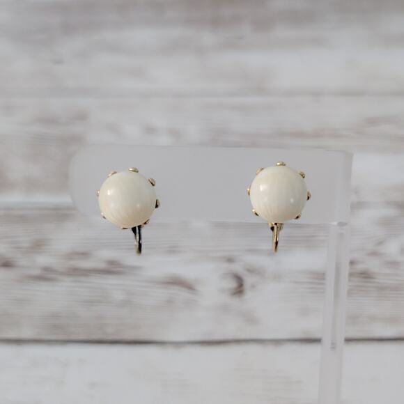 Vintage Clip On Earrings 0.5" Cream Ball Retro - Picture 1 of 6